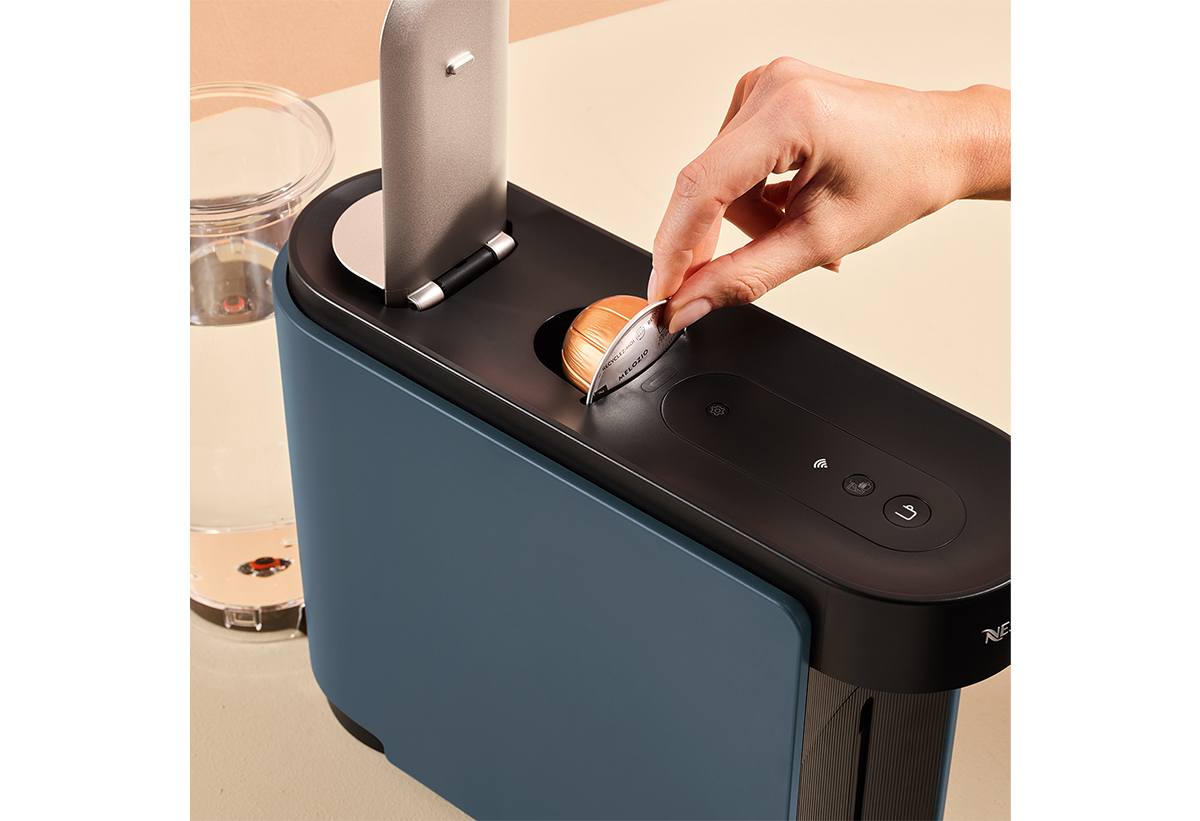 Απεικονίζεται η τοποθέτηση της κάψουλας.